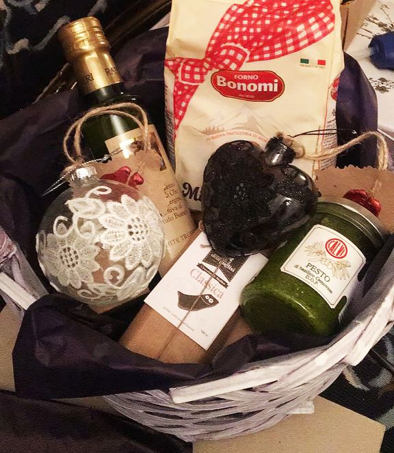 Что подарить на Новый год? Подарочная корзина с итальянскими продуктами, свечами и новогодними аксессуарами